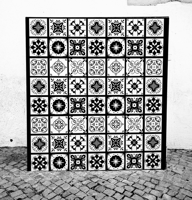 Ada Wanders/Włóczykijada. Street Art in Lagos. Monochromatic patterns of azulejos.
